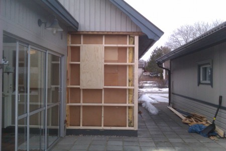 Reglingen påbörjad. 45mm regel spikas lodrät och 45x95 vågrätt. Fönstret flyttas ut en bit från hörnet för att ge plats för ny varmvattenberedare i tvättstugan. 